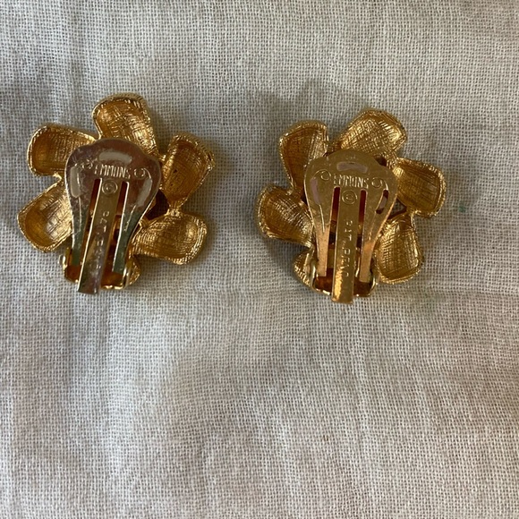 Emmons Vintage Textured & Shiny‎ Finished Clip on Earrings - Picture 4 of 6